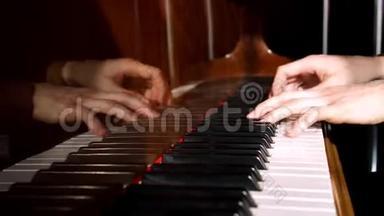 钢琴家弹钢琴。 把手举起来。 4K. 著名的钢琴。